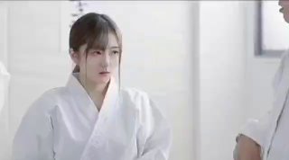 借了高利贷无法偿还的漂亮女学生被债主堵在公共厕所用身体抵债